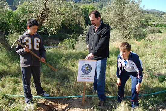 60 niños y niñas comienzan el programa árbol plantando 200 árboles junto al río mula - 1, Foto 1