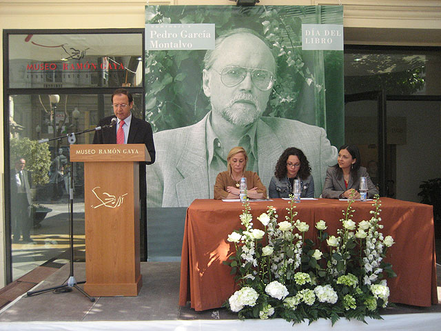 El Alcalde cumple un año más su cita con el Día del Libro en el Museo Ramón Gaya - 1, Foto 1