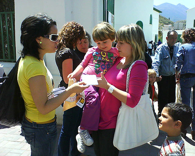 Regalo de libros a la salida del colegio - 1, Foto 1