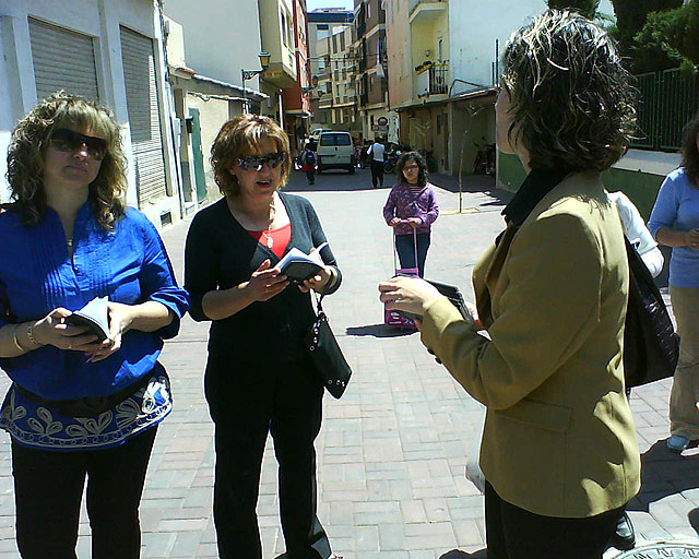Regalo de libros a la salida del colegio - 2, Foto 2