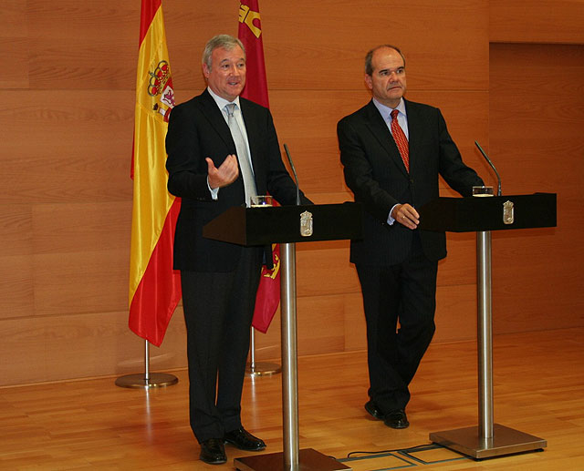 Valcárcel advierte a Chaves que utilizará la vía jurídica y política para saldar la deuda de 1.700 millones que el Estado tiene con la Región - 1, Foto 1