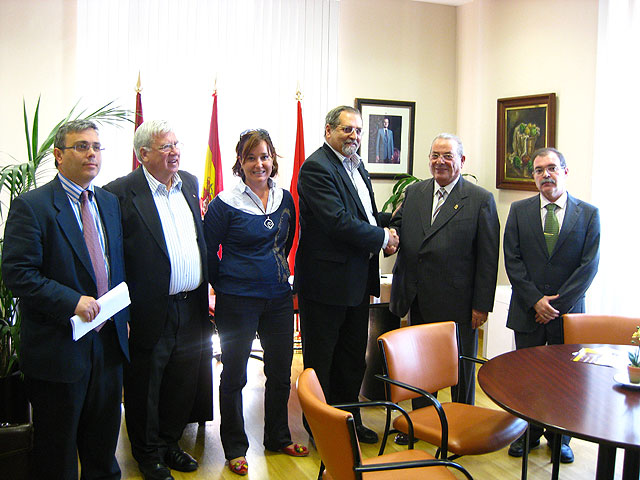 López: “El Ayuntamiento seguirá colaborando con Cruz Roja en proyectos de desarrollo y en ayudas de emergencia” - 1, Foto 1