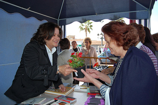 Libros y flores para celebrar el Día del Libro - 1, Foto 1