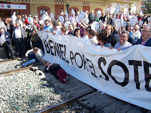 Los vecinos de Beniel cortan las vías del tren por donde pasará el AVE - 1, Foto 1