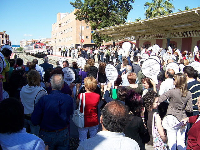 Los vecinos de Beniel cortan las vías del tren por donde pasará el AVE - 2, Foto 2