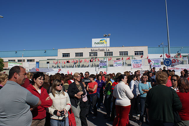 Más de 200 trabajadores de Halcón Foods se concentran para impedir la entrada a la fábrica y para conservar la mercancía - 1, Foto 1