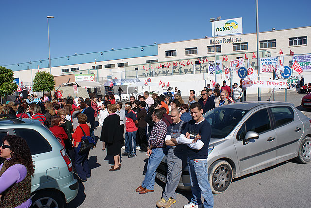 Más de 200 trabajadores de Halcón Foods se concentran para impedir la entrada a la fábrica y para conservar la mercancía - 2, Foto 2