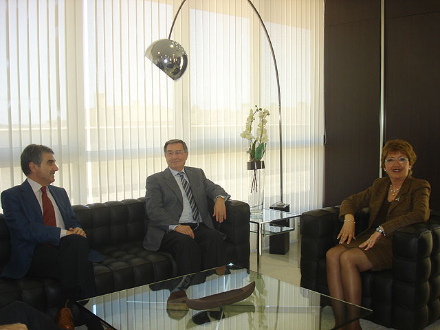 La Alcaldesa garantiza el apoyo del ayuntamiento al Defensor del Pueblo - 1, Foto 1