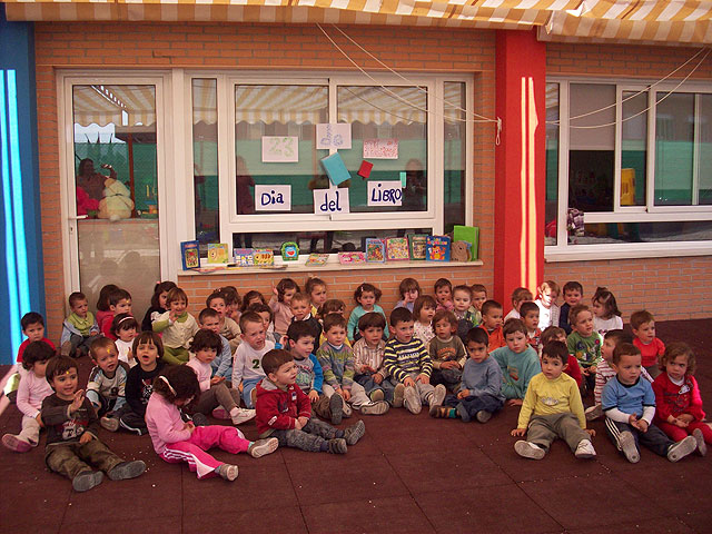 Los niñ@s de la Escuela Infantil “Doña Pepita López Gandía” celebran el Día del Libro, Foto 1