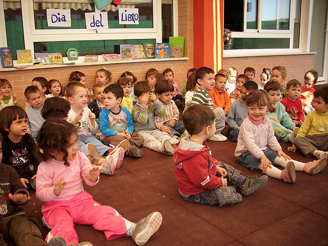 Los niñ@s de la Escuela Infantil “Doña Pepita Lpez Ganda” celebran el Da del Libro - 9