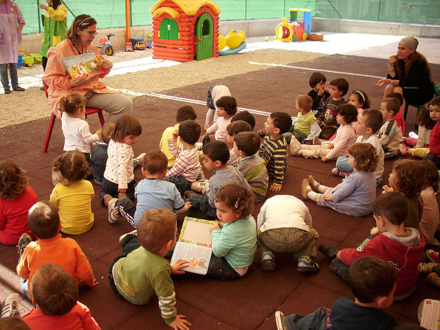 Los niñ@s de la Escuela Infantil “Doña Pepita Lpez Ganda” celebran el Da del Libro - 12