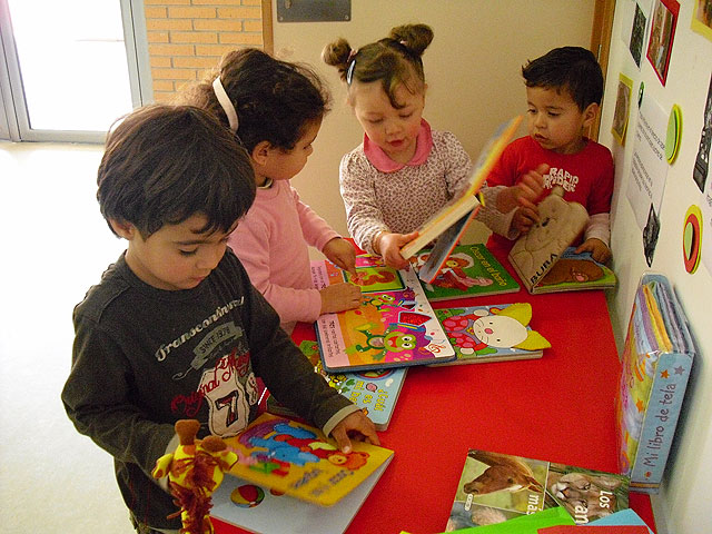 Los niñ@s de la Escuela Infantil “Doña Pepita Lpez Ganda” celebran el Da del Libro - 15