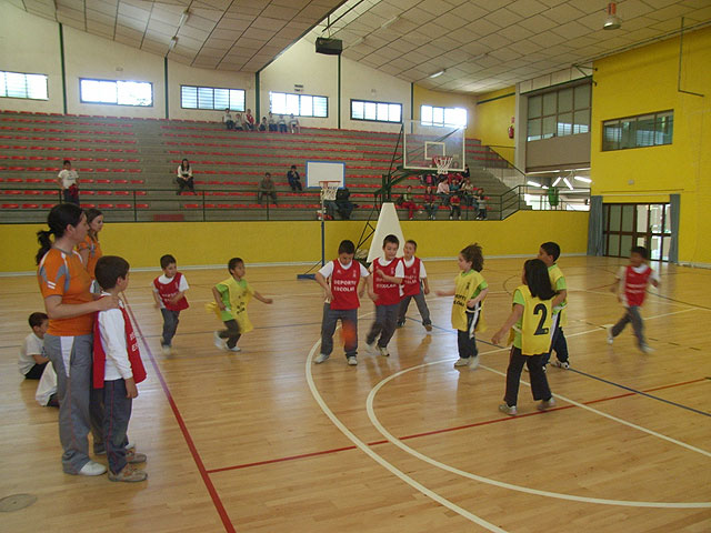 La Concejalía de Deportes organizó una jornada de minibasket prebenjamín en el Pabellón Municipal de Deportes “Manolo Ibáñez” y en la Sala Escolar, Foto 1