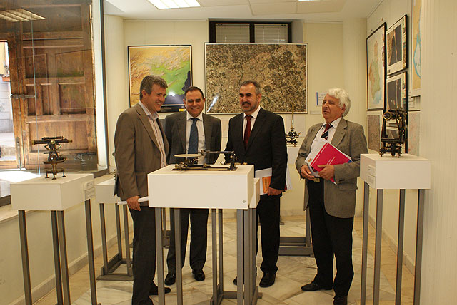 El delegado del Gobierno visita el Instituto Geográfico Regional y la exposición de instrumentos antiguos de medición organizada por la Casa del Mapa - 1, Foto 1