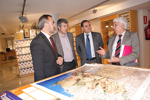 El delegado del Gobierno visita el Instituto Geográfico Regional y la exposición de instrumentos antiguos de medición organizada por la Casa del Mapa - 2, Foto 2