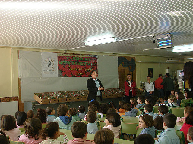 3.300 alumnos de infantil recibirán una planta de los viveros municipales para que aprendan sus cuidados y la necesidad de respetar el medio ambiente - 1, Foto 1