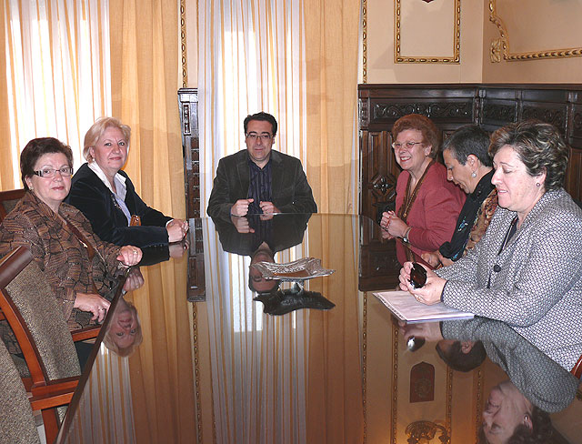 Representantes de las asociaciones de mujeres rurales de Las Encebras, Torre del Rico y Fuente del Pino se reúnen con el alcalde - 1, Foto 1