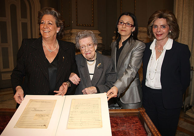 El Ayuntamiento cede temporalmente la partitura del Himno de Valencia a la alcaldesa Rita Barberá - 1, Foto 1