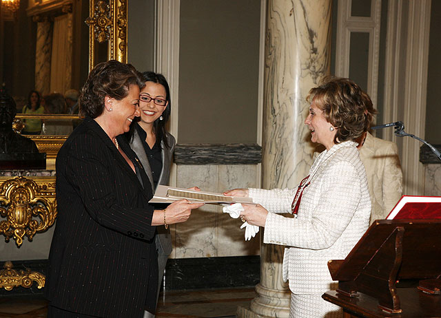 El Ayuntamiento cede temporalmente la partitura del Himno de Valencia a la alcaldesa Rita Barberá - 2, Foto 2