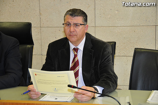 El alcalde y el director general de Pensiones, Valoracin y Programas de Inclusin del IMAS, clausuran el curso de habilidades sociales - 3