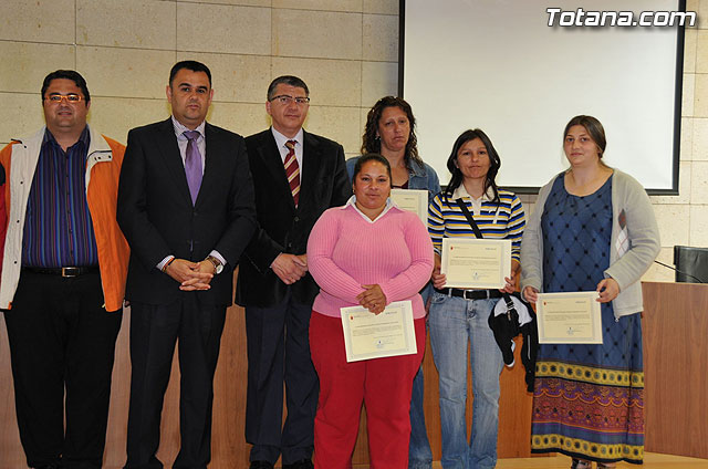 El alcalde y el director general de Pensiones, Valoracin y Programas de Inclusin del IMAS, clausuran el curso de habilidades sociales - 23