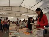 La Feria del Libro de Santomera prolongar su estancia en la Plaza del Ayuntamiento debido a la buena afluencia de pblico