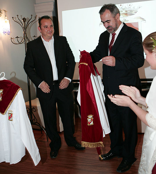 El delegado del Gobierno en la ceremonia de imposición de la insignia de cofrade - 3, Foto 3