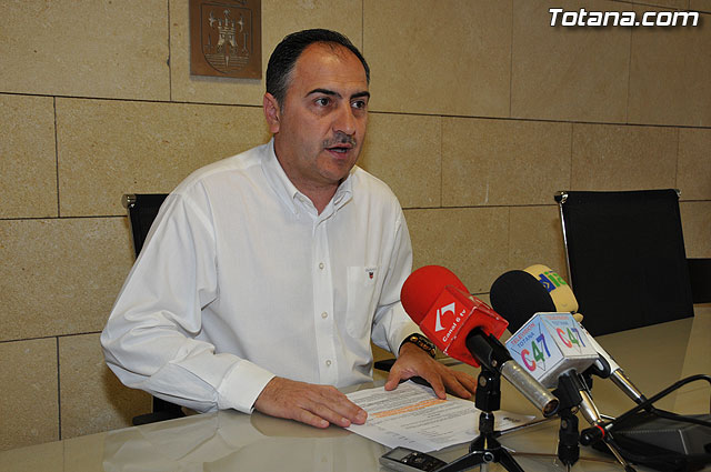 El portavoz del equipo de Gobierno, José Antonio Valverde, hace una valoración del Pleno ordinario del mes de abril, Foto 1