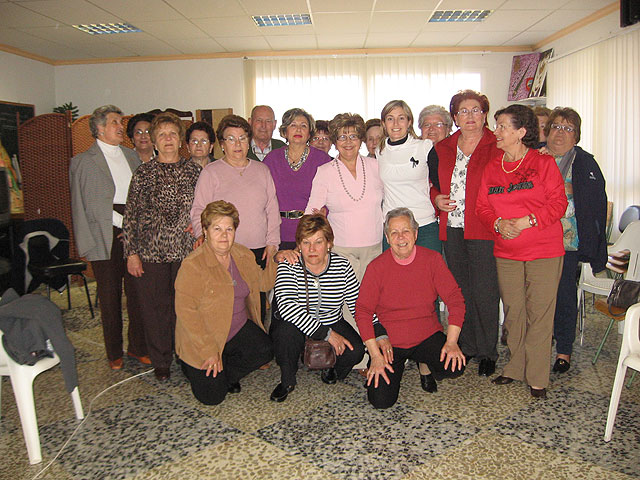 Imparten una charla sobre “Pautas saludables y cómo llevar una buen alimentación” a la Asociación de Amas de Casa y usuarios de las Tres Avemarías, Foto 1