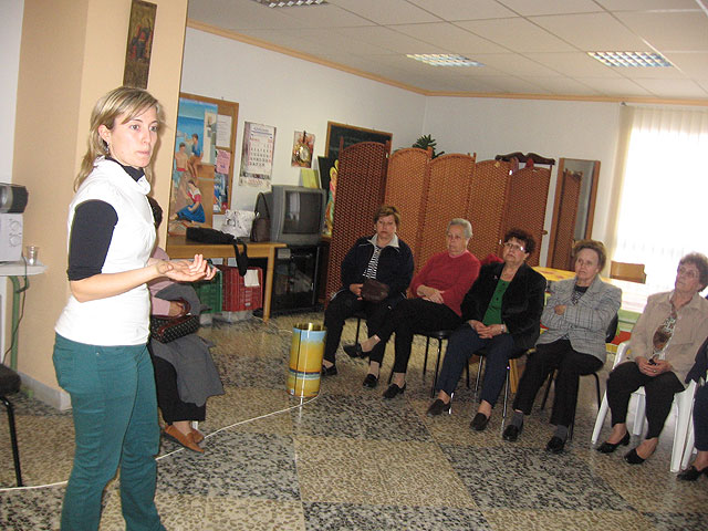 Imparten una charla sobre “Pautas saludables y cómo llevar una buen alimentación” a la Asociación de Amas de Casa y usuarios de las Tres Avemarías, Foto 2