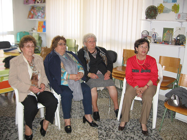 Imparten una charla sobre “Pautas saludables y cómo llevar una buen alimentación” a la Asociación de Amas de Casa y usuarios de las Tres Avemarías, Foto 3