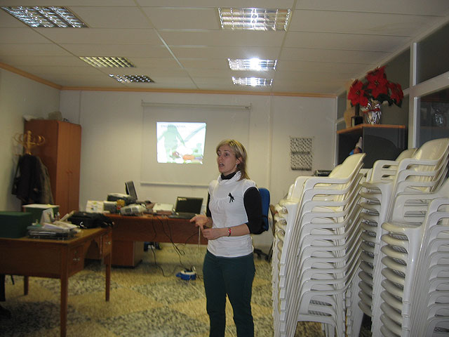 Imparten una charla sobre “Pautas saludables y cómo llevar una buen alimentación” a la Asociación de Amas de Casa y usuarios de las Tres Avemarías, Foto 4