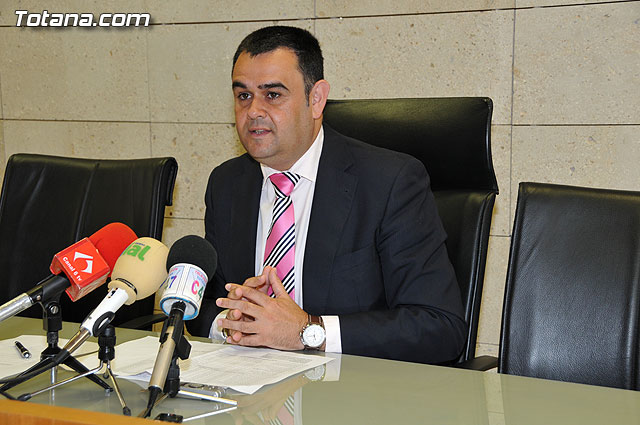 El alcalde anuncia que las obras del Fondo Estatal de Inversión Local, que han generado 1.143.000 euros más de mejoras, van a emplear a 522 personas, Foto 1