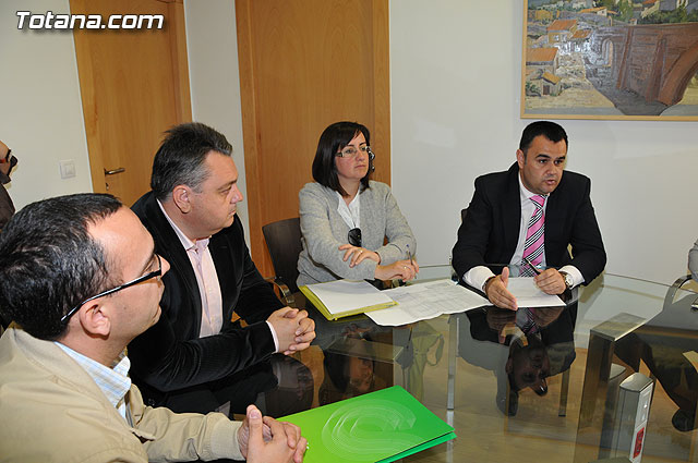 El alcalde anuncia que las obras del Fondo Estatal de Inversin Local, que han generado 1.143.000 euros ms de mejoras, van a emplear a 522 personas - 2