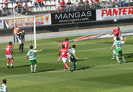 El Real Murcia aprovecha los errores del Éibar y toma aire para la salvación - 2, Foto 2