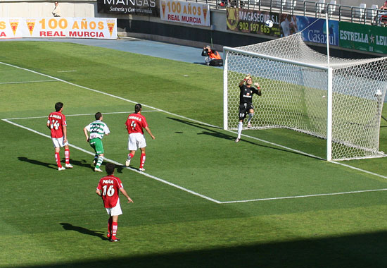 El Real Murcia aprovecha los errores del Éibar y toma aire para la salvación - 3, Foto 3