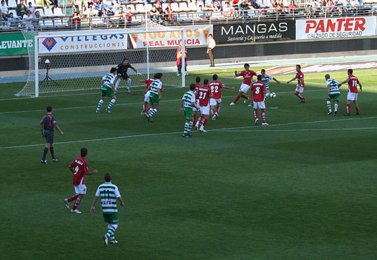 El Real Murcia aprovecha los errores del Éibar y toma aire para la salvación - 4, Foto 4