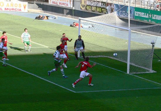 El Real Murcia aprovecha los errores del Éibar y toma aire para la salvación - 5, Foto 5