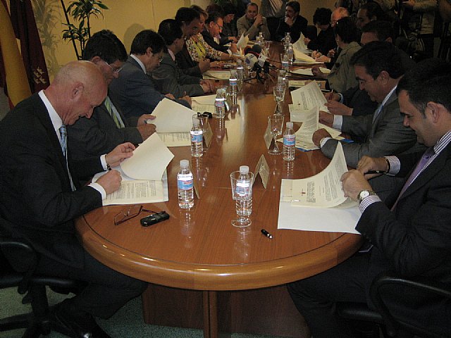 Firman un convenio de colaboración para el funcionamiento del centro de atención temprana y el Centro Ocupacional “José Moyá”, Foto 1