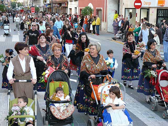 Cientos de jumillanos participaron en la ofrenda de flores al cristo de la columna - 1, Foto 1