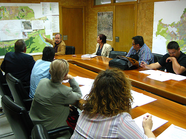 Berberena asegura a los vecinos que no se derribarán viviendas para rehabilitar los Cabezo del Collado y de La Cruz - 1, Foto 1