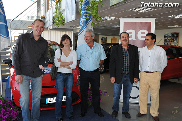 AEMCO hace entrega del coche sorteado en la I Feria de VPO, Foto 1