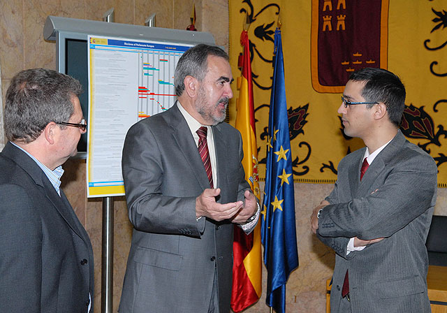 Alumnos de Ciencias Políticas se reúnen con el delegado del Gobierno dentro de un ciclo de aprendizaje - 1, Foto 1