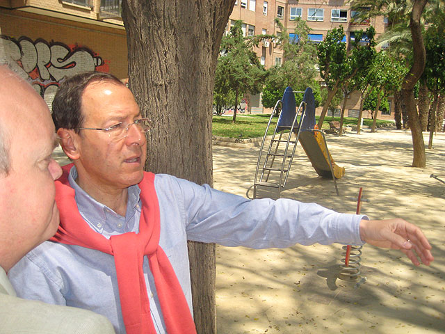 El Alcalde visita las obras en calles y aceras y comprueba el estado de los jardines en El Carmen - 1, Foto 1