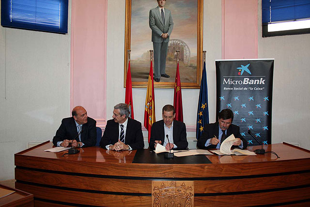 Microbank y el ayuntamiento de Alcantarilla firman un acuerdo para la financiación de microcréditos - 1, Foto 1