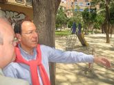 El Alcalde visita las obras en calles y aceras y comprueba el estado de los jardines en El Carmen