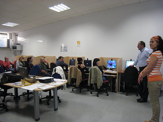 Se inagura el curso de Iniciación a la informática” de 50 horas de duración, Foto 1