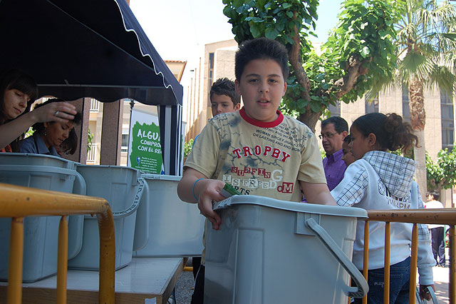 El alcalde de Alguazas, José Antonio Fernández Lladó, y el director general de Planificación y Control Ambiental, Francisco Espejo, enseñan a reciclar a los estudiantes - 1, Foto 1