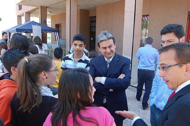 El alcalde de Alguazas, José Antonio Fernández Lladó, y el director general de Planificación y Control Ambiental, Francisco Espejo, enseñan a reciclar a los estudiantes - 2, Foto 2