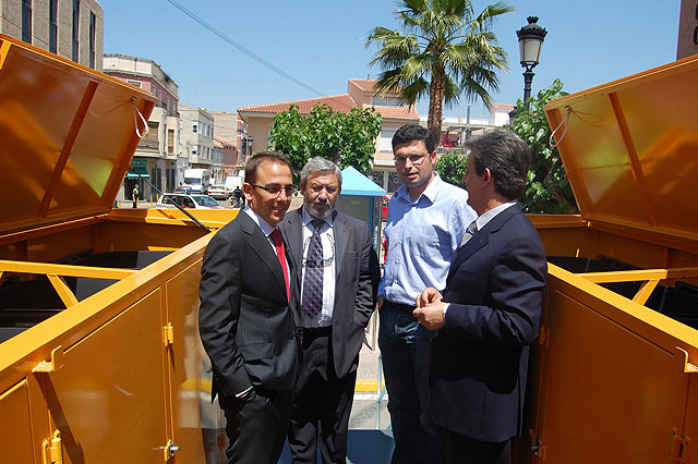 El alcalde de Alguazas, José Antonio Fernández Lladó, y el director general de Planificación y Control Ambiental, Francisco Espejo, enseñan a reciclar a los estudiantes - 4, Foto 4